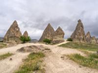 Am Weg vom Parkplatz zu den ersten Felsformationen im Schwertertal